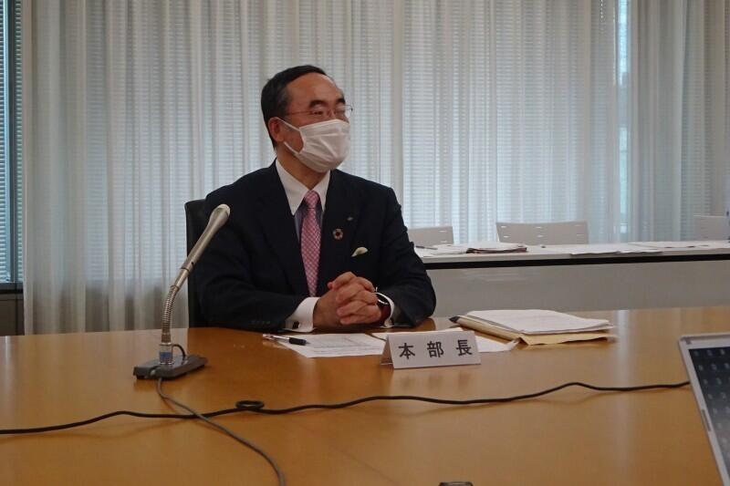 会議終了後、記者会見に応じる飯泉本部長